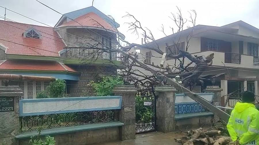 <div class="paragraphs"><p>ಚನ್ನಪಟ್ಟಣದ ಪುಣ್ಯ ಆಸ್ಪತ್ರೆ ಬಳಿ ಮನೆ ಮೇಲೆ ವಾಲಿದ ವಿದ್ಯುತ್ ಕಂಬ</p></div>